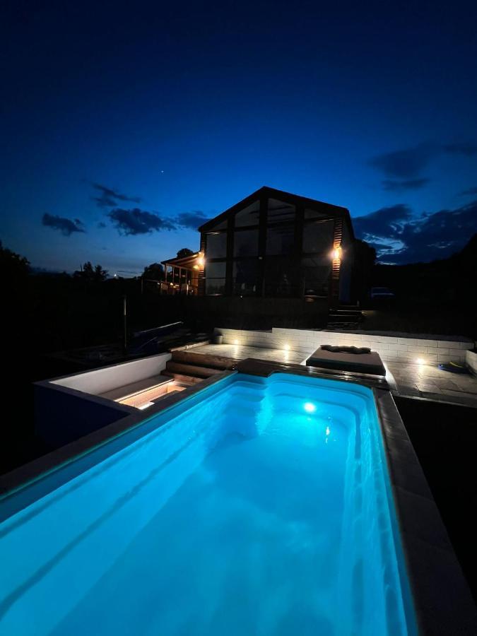 Le Chalet M - Cabana Cu O Panorama De Poveste. Surdesti  Eksteriør billede