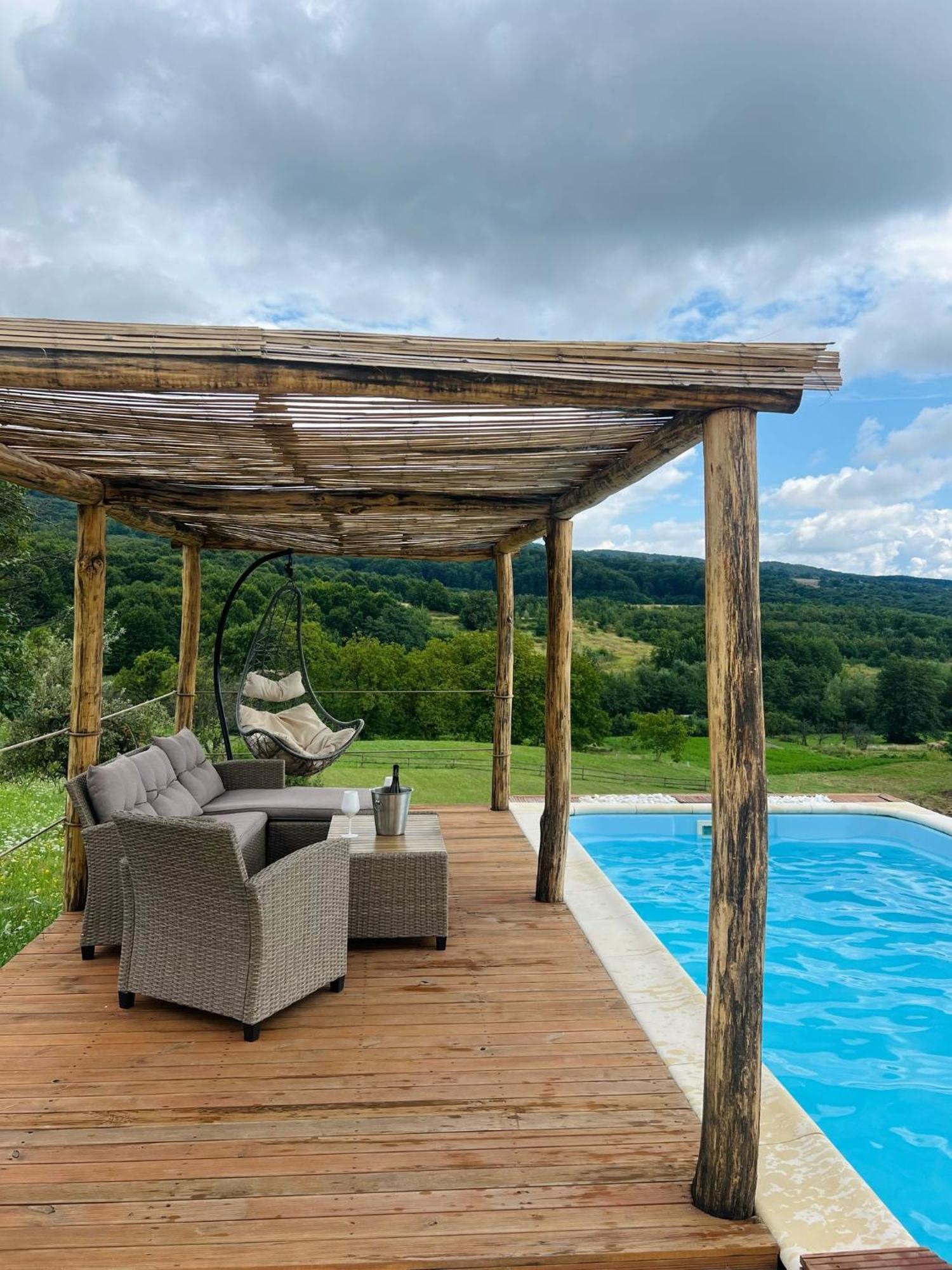 Le Chalet M - Cabana Cu O Panorama De Poveste. Surdesti  Eksteriør billede