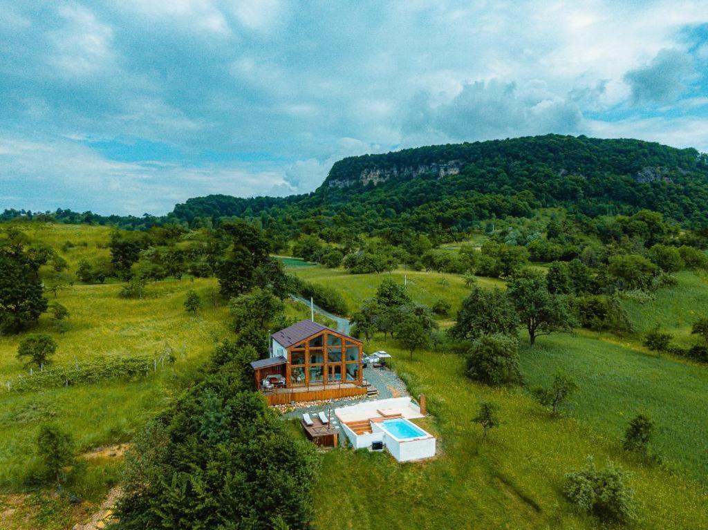 Le Chalet M - Cabana Cu O Panorama De Poveste. Surdesti  Eksteriør billede