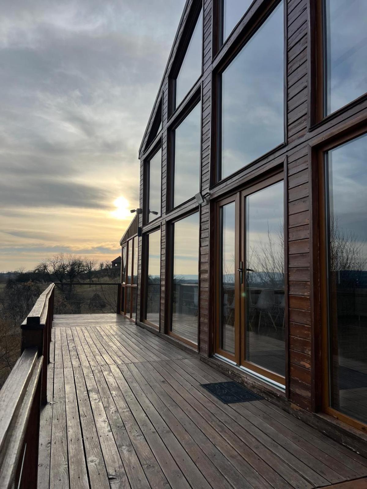 Le Chalet M - Cabana Cu O Panorama De Poveste. Surdesti  Eksteriør billede