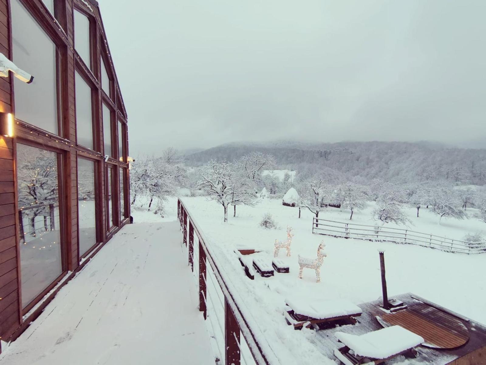 Le Chalet M - Cabana Cu O Panorama De Poveste. Surdesti  Eksteriør billede