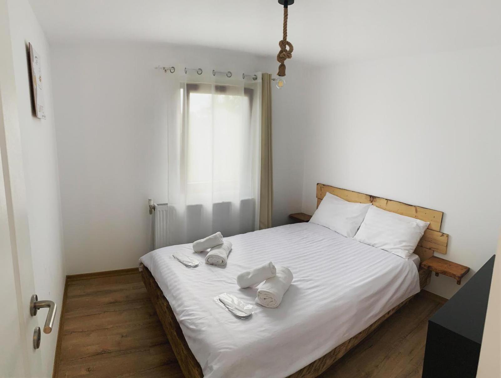 Le Chalet M - Cabana Cu O Panorama De Poveste. Surdesti  Eksteriør billede